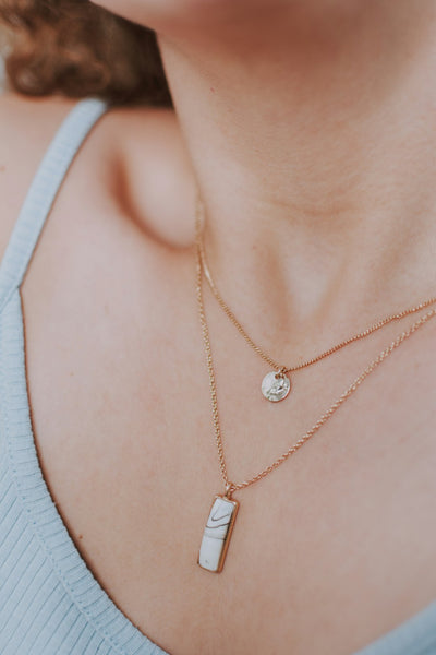 "Statement vs. Minimalist Jewelry: Finding Your Style"